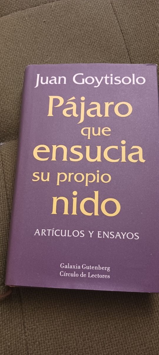 Pájaro que ensucia su propio nido. 
