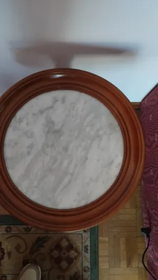 Mesa centro madera redonda la piedra es de mármol