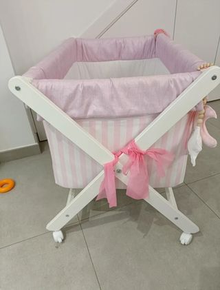 Cuna moisés bebé niña