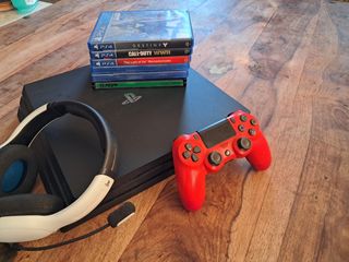 PS4 Pro 1 TB + controller + cuffie + 6 giochi