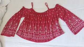 Top rojo HM - hombros descubiertos