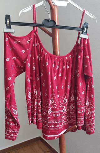 Top rojo HM - hombros descubiertos