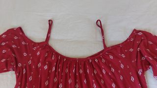 Top rojo HM - hombros descubiertos