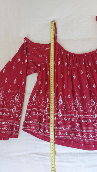 Top rojo HM - hombros descubiertos