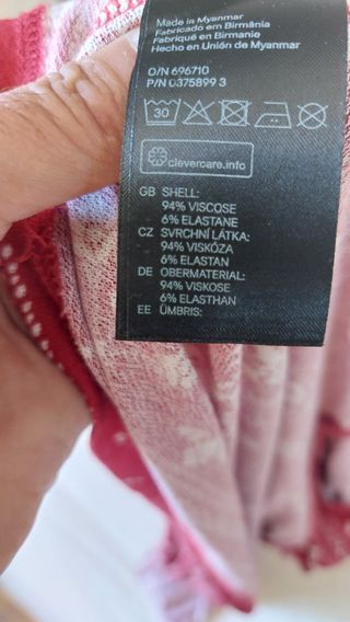 Top rojo HM - hombros descubiertos