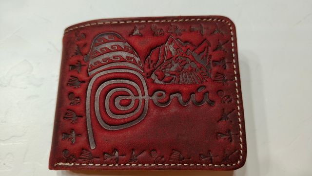 Cartera cuero grabada Perú