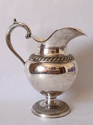 Magnífica Jarra-Elegancia Clásica para tu Hogar