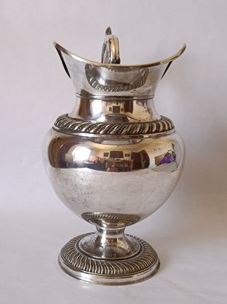 Magnífica Jarra-Elegancia Clásica para tu Hogar
