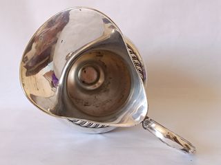 Magnífica Jarra-Elegancia Clásica para tu Hogar