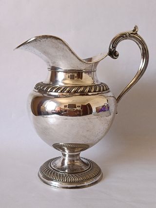 Magnífica Jarra-Elegancia Clásica para tu Hogar
