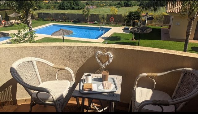 Conjunto mesa y dos sillas - jardín