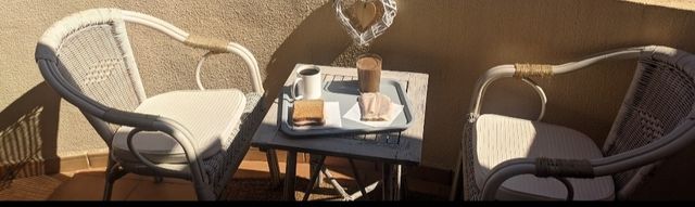 Conjunto mesa y dos sillas - jardín