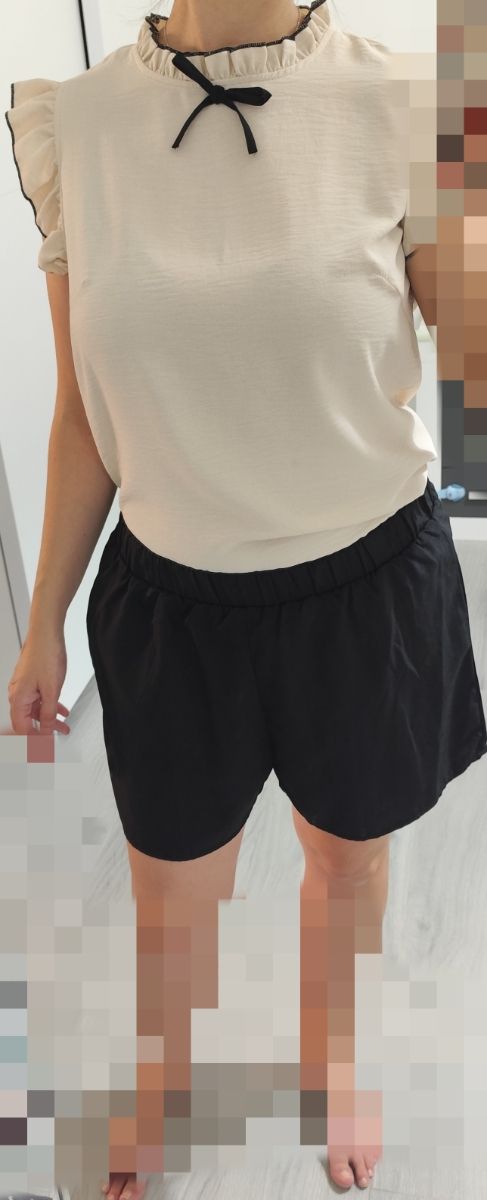 Conjunto Shein: camiseta b
eige + shorts negros