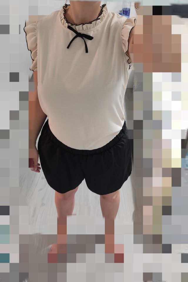 Conjunto Shein: camiseta b
eige + shorts negros