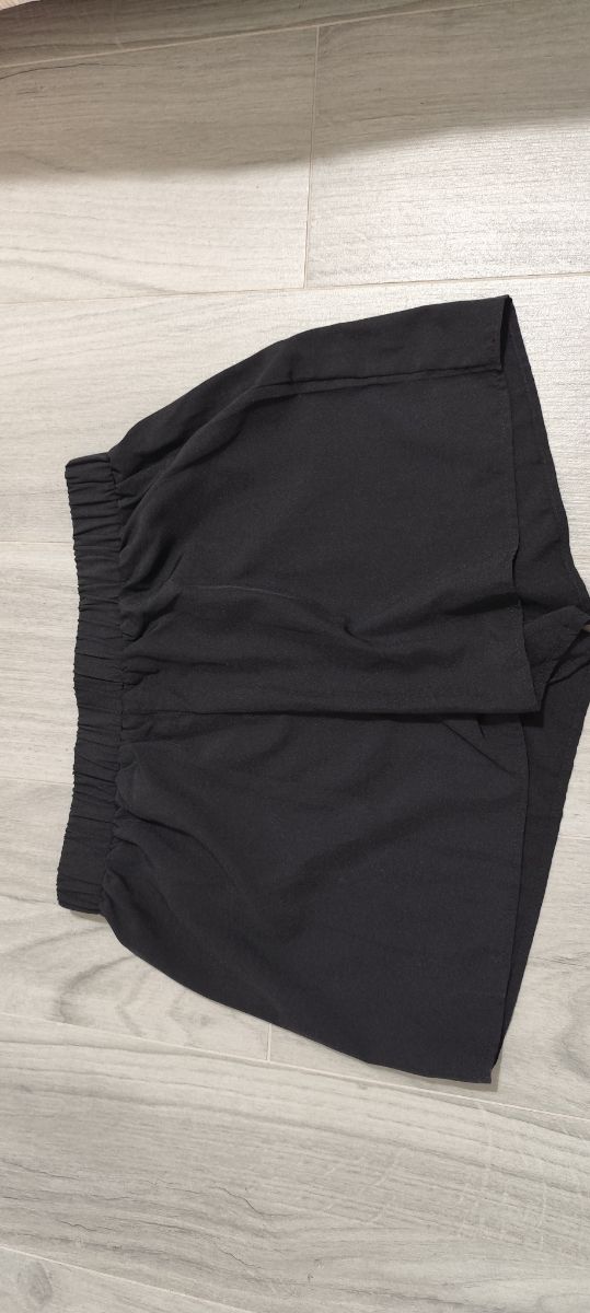 Conjunto Shein: camiseta b
eige + shorts negros