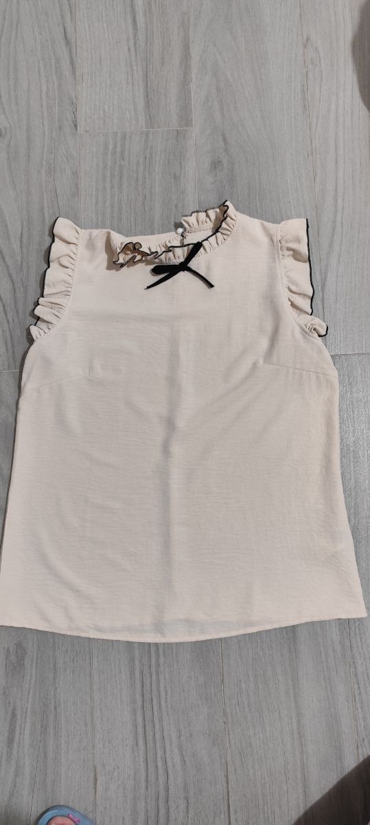 Conjunto Shein: camiseta b
eige + shorts negros