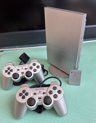PS2 slim (PlayStation 2) SILVER 2 mandos + REGALO