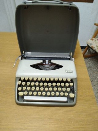 Máquina escribir antigua Olympia