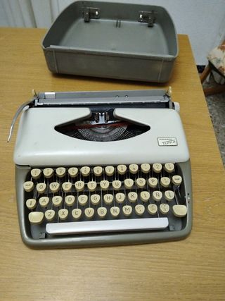 Máquina escribir antigua Olympia