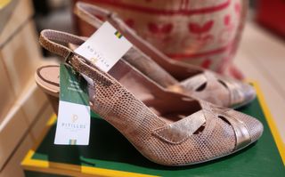 Pitillos-Zapatos rodados y dorados, talla 40