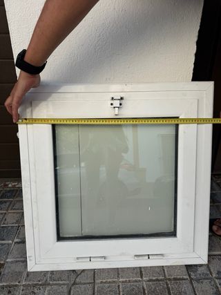 Ventana PVC blanca 60 x 60
Reja hierro