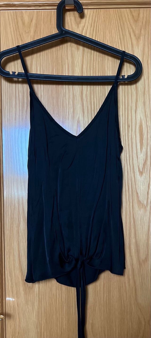 Top negro satén nudo delantero