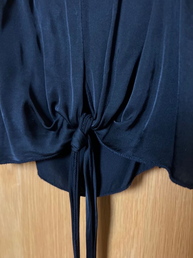 Top negro satén nudo delantero