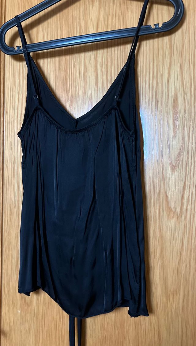 Top negro satén nudo delantero