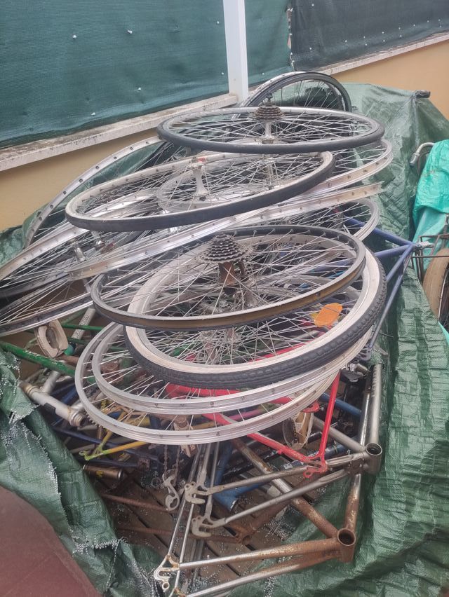 Lote 21 cuadros y ruedas bicicleta