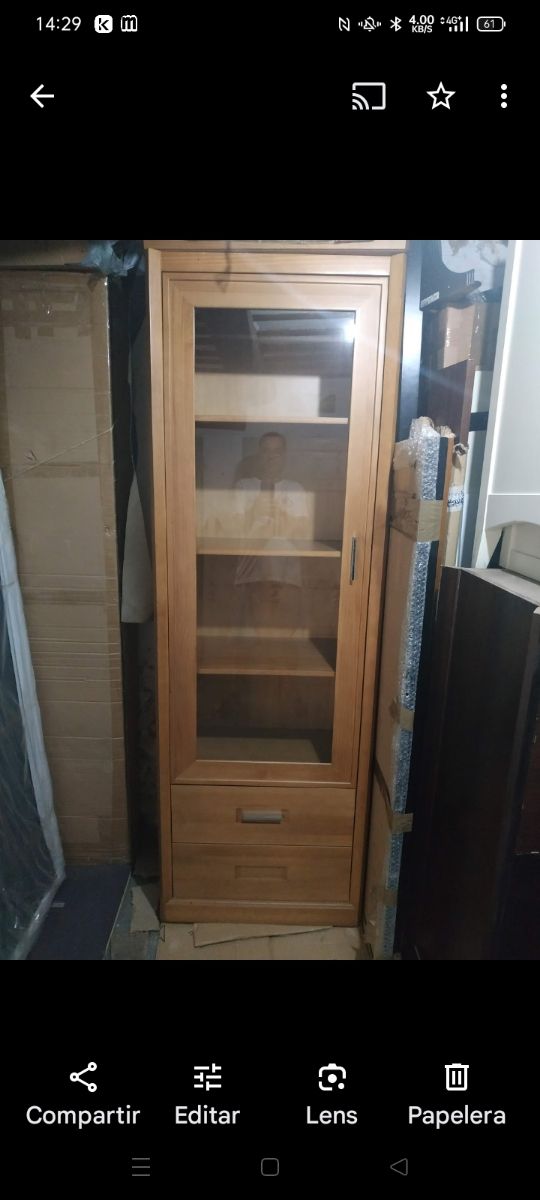 Vitrina de madera con cristal