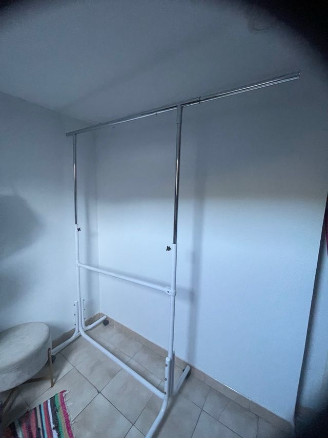 Perchero metálico blanco y plateado