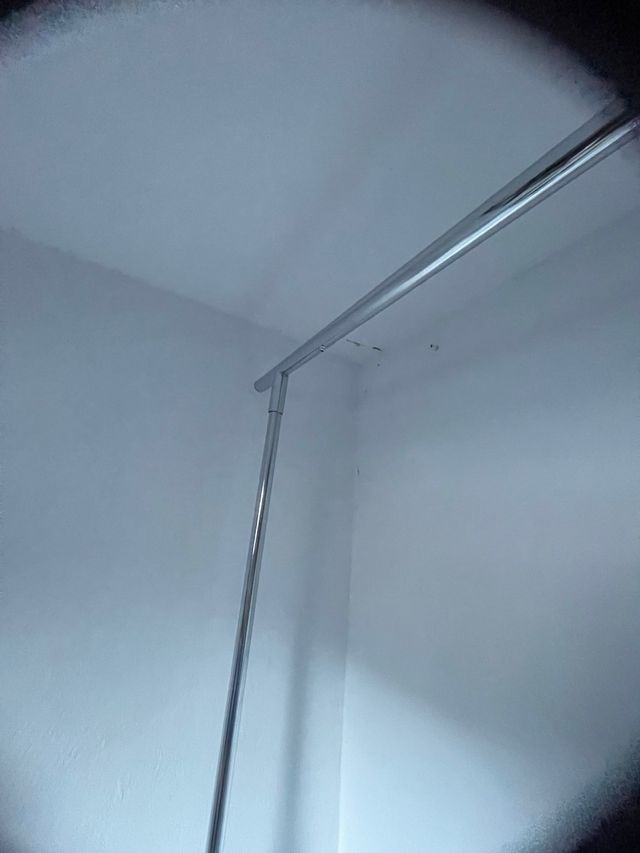 Perchero metálico blanco y plateado