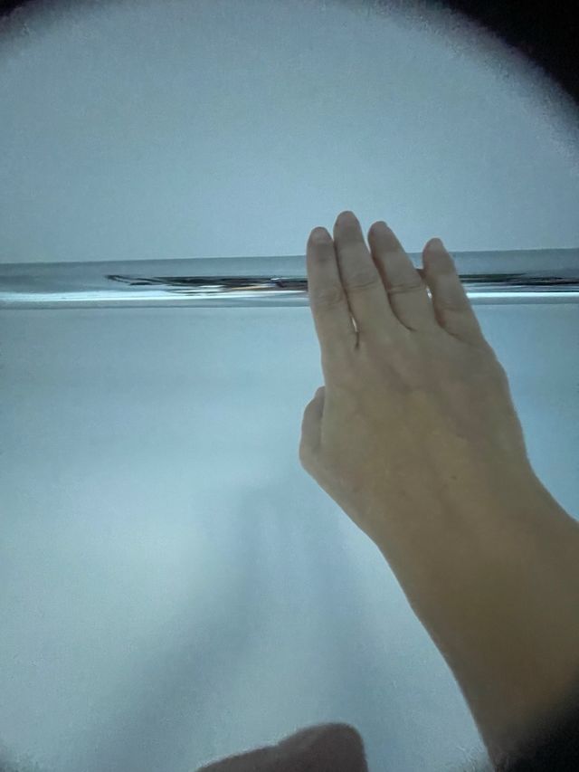 Perchero metálico blanco y plateado