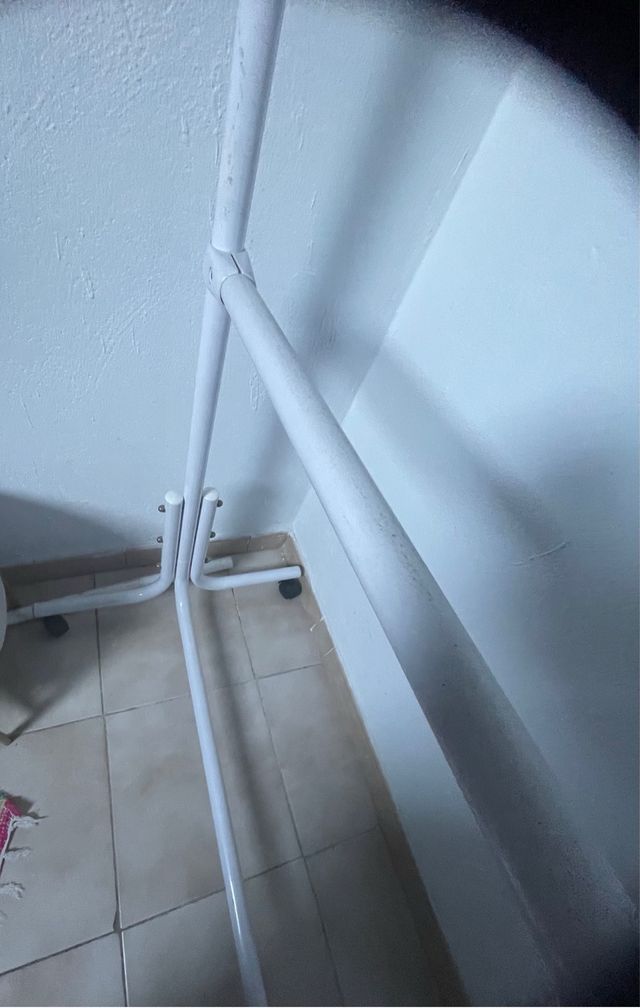 Perchero metálico blanco y plateado