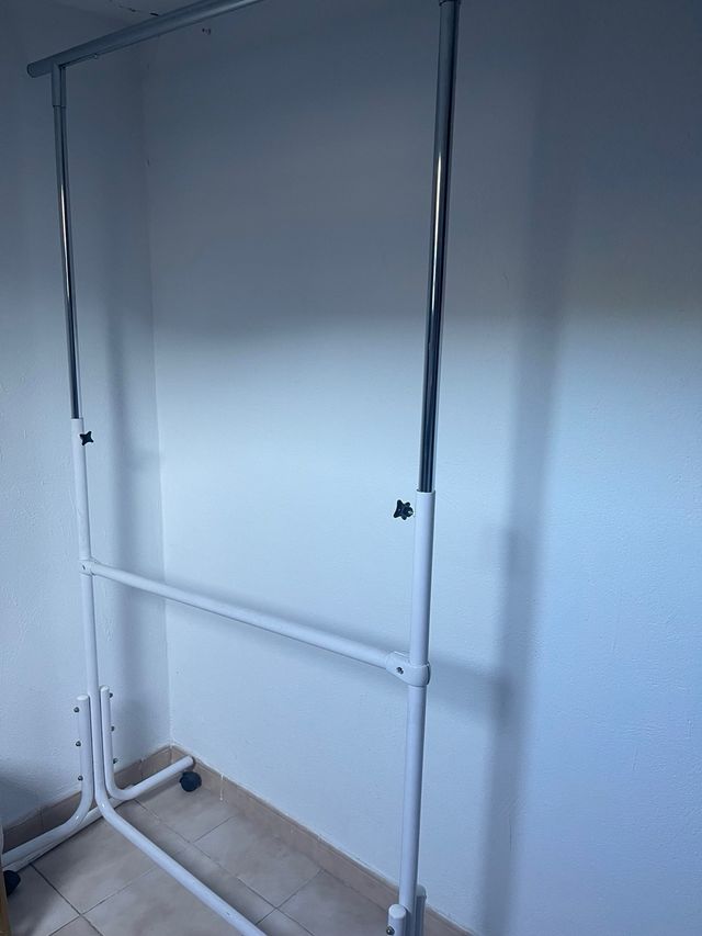 Perchero metálico blanco y plateado