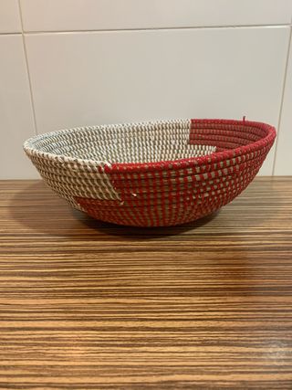 Cesto frutero artesanal rojo-blanco