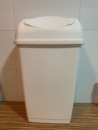 Cubo basura blanco plástico