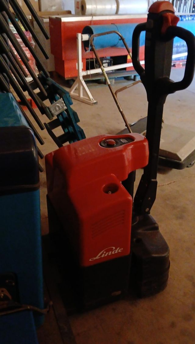 Traspaleta eléctrica usada linde mt 15