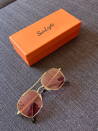 Gafas sol doradas y rosa