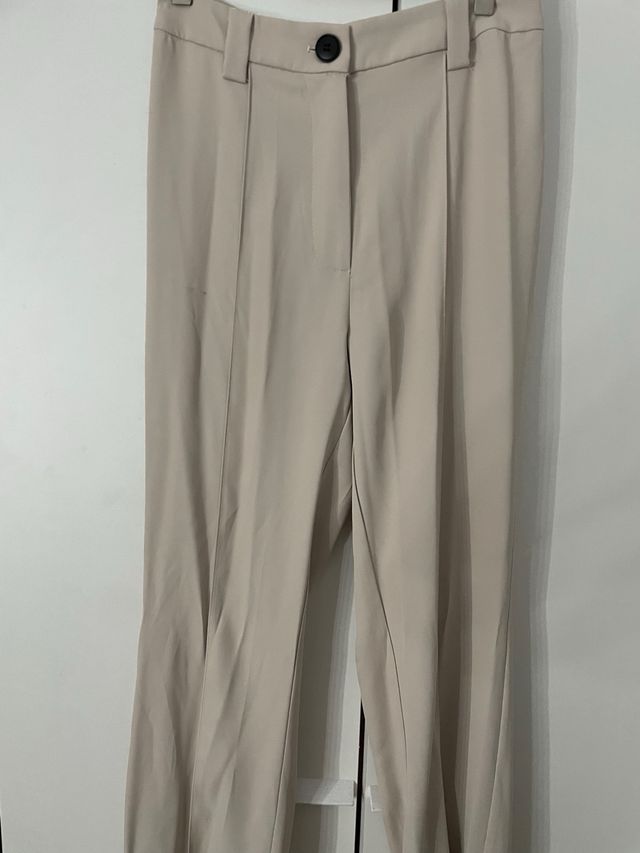Traje beige mujer elegante