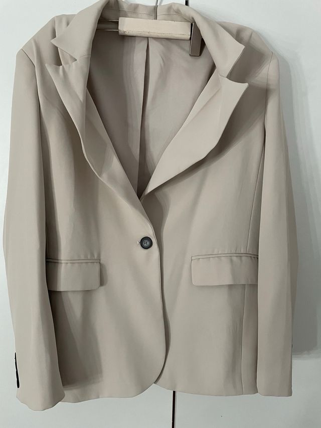 Traje beige mujer elegante