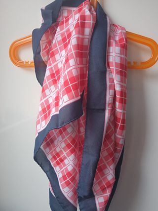 Pañuelo cuadros rojo-blanco.