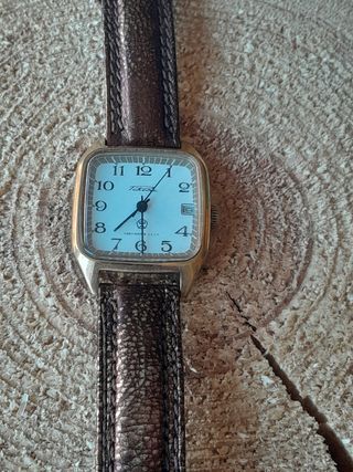 Orologio quadrato sovietico Raketa Au