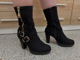 Botas de tacón negras con hebillas doradas