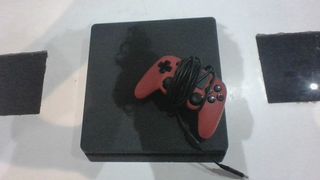 PS4 (PlayStation 4) consola negra + mando rojo