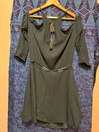 Vestido verde oliva, pedrería, espalda abierta