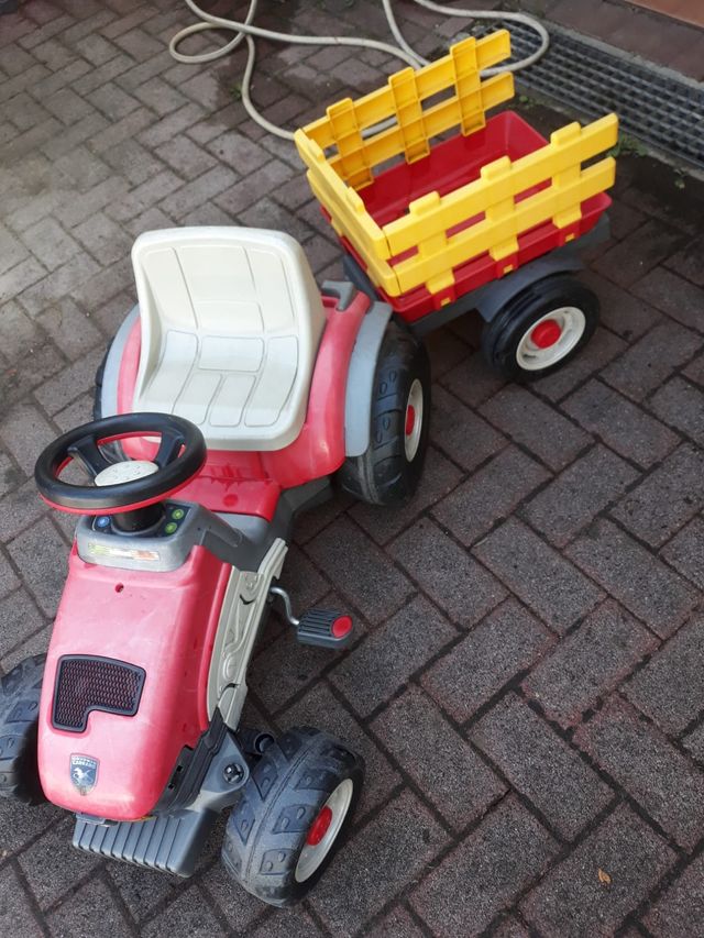 Trattore giocattolo con rimorchio