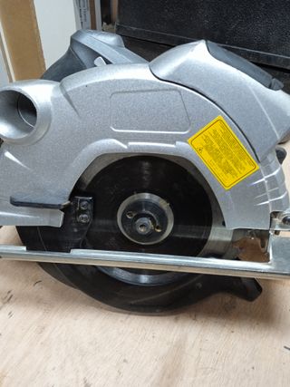 CH022 - Sierra circular 1200 w