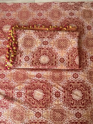 Tenda copritavolo rossa e oro