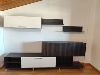 Mueble para salón modular blanco y negro.
